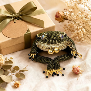 Hand‑Beaded Frog Coin Purse, Vintage Boho Mini Kiss‑Lock Bag Charm, Olive Green Seed Bead Small Pouch for Coins Earbuds Gift