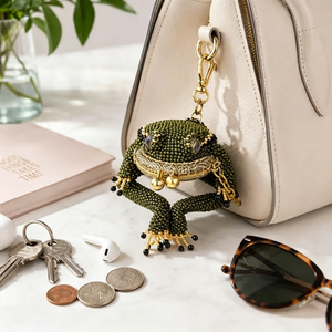 Hand‑Beaded Frog Coin Purse, Vintage Boho Mini Kiss‑Lock Bag Charm, Olive Green Seed Bead Small Pouch for Coins Earbuds Gift