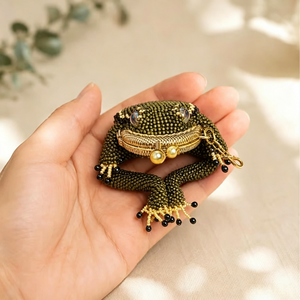 Hand‑Beaded Frog Coin Purse, Vintage Boho Mini Kiss‑Lock Bag Charm, Olive Green Seed Bead Small Pouch for Coins Earbuds Gift